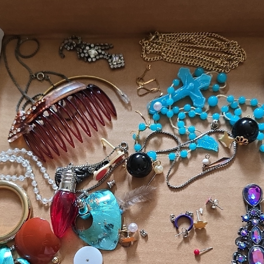 Broken Jewelry Pieces Lot - Picture 6 of 7
